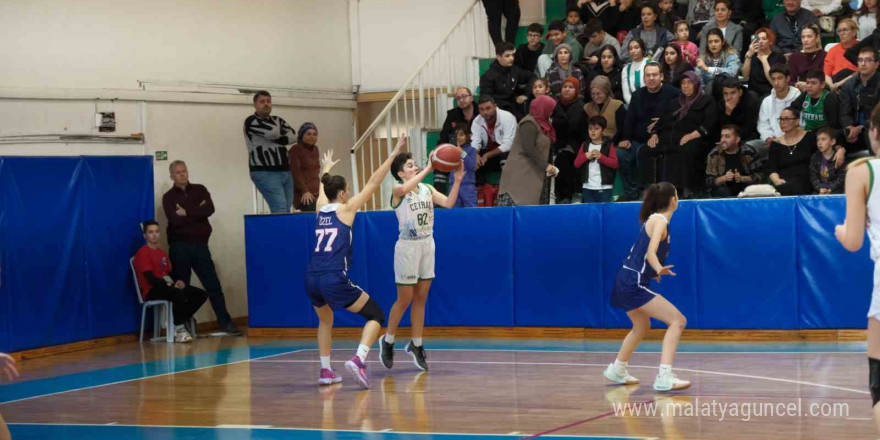 Ceyhan Belediye Basketbol Akademisi liderlik koltuğunu bırakmıyor