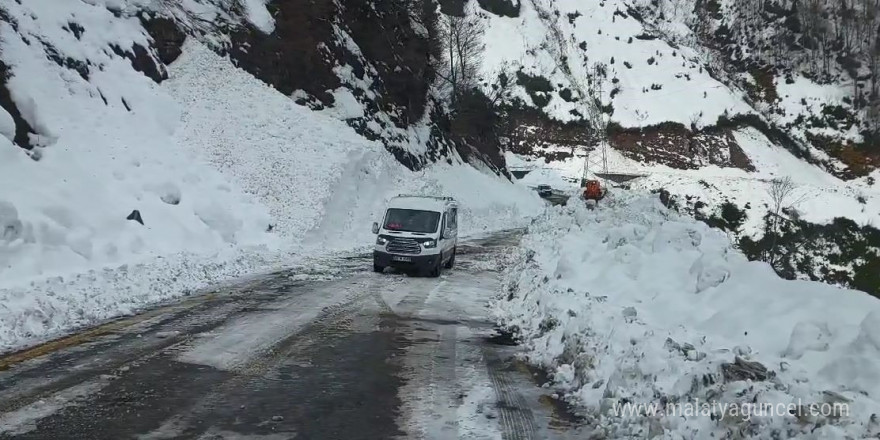 Çığ nedeniyle kapanan Artvin-Macahel yolu ulaşıma açıldı