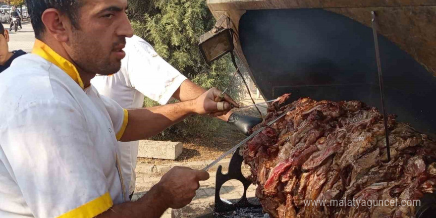 Ciğer kenti Diyarbakır’da cağ kebabı ustası ve lisanslı arıcı, fuarda ürünlerini sergiledi