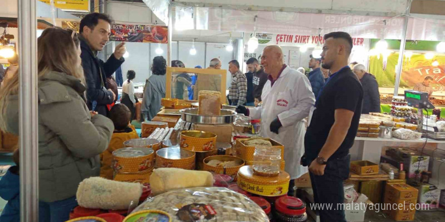 Ciğer kenti Diyarbakır’da cağ kebabı ustası ve lisanslı arıcı, fuarda ürünlerini sergiledi