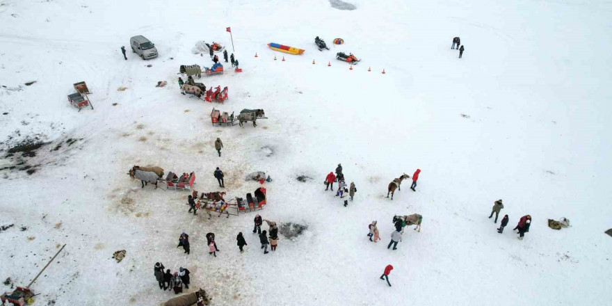 Çıldır Gölü’nde hafta sonu yoğunluğu