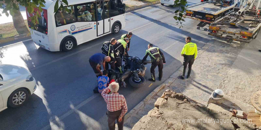 Çılgına dönen kadın, polisin motosikletini tekmeleyip devirdi