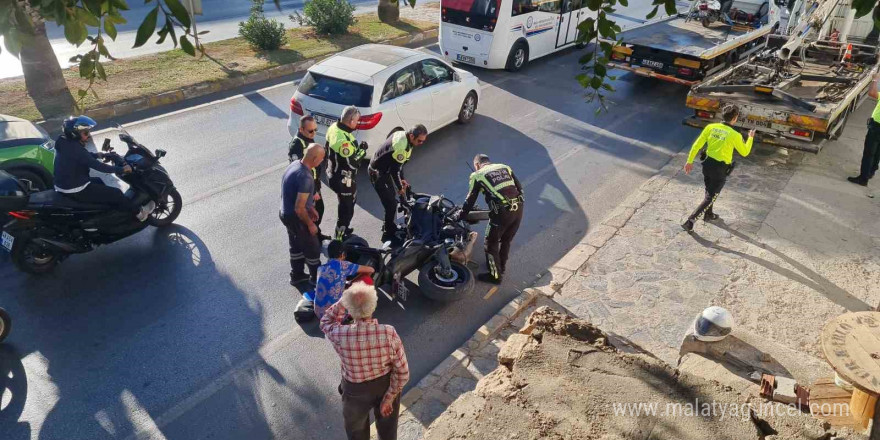 Çılgına dönen kadın, polisin motosikletini tekmeleyip devirdi