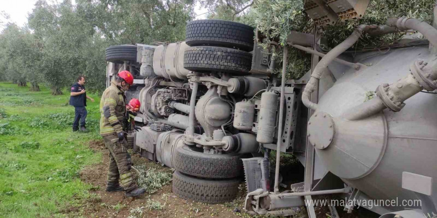 Çimento yüklü tanker devrildi