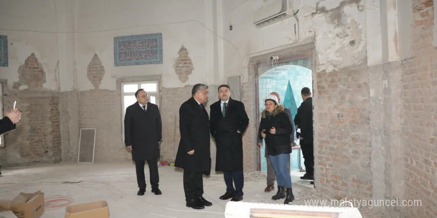 Çinili Camii’nde çini söküm işlemi devam ediyor