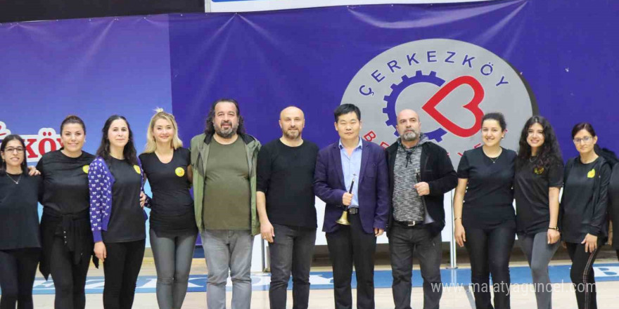 Çinli Tao zurnacıyla düet yaptı, folklor ekibiyle halay çekti