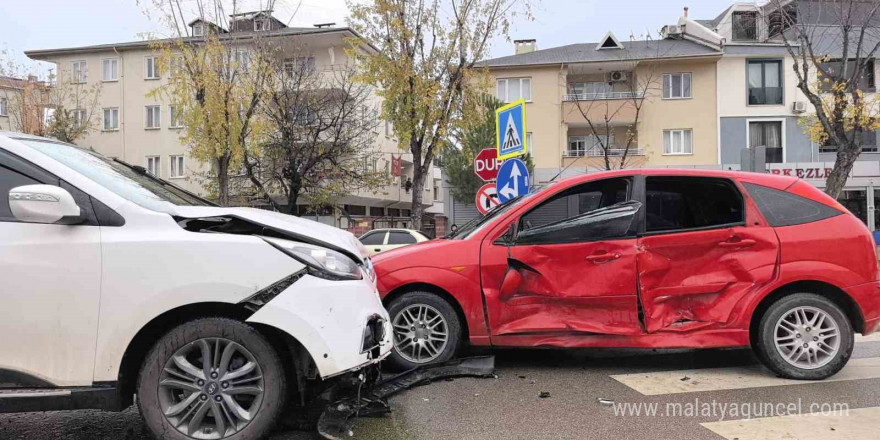 Cip ile otomobil çarpıştı: 1’i çocuk 2 kişi yaralandı