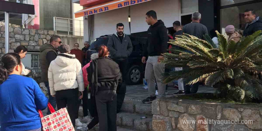 Cip mağazaya daldı, ortalık savaş alanına döndü: 4 yaralı