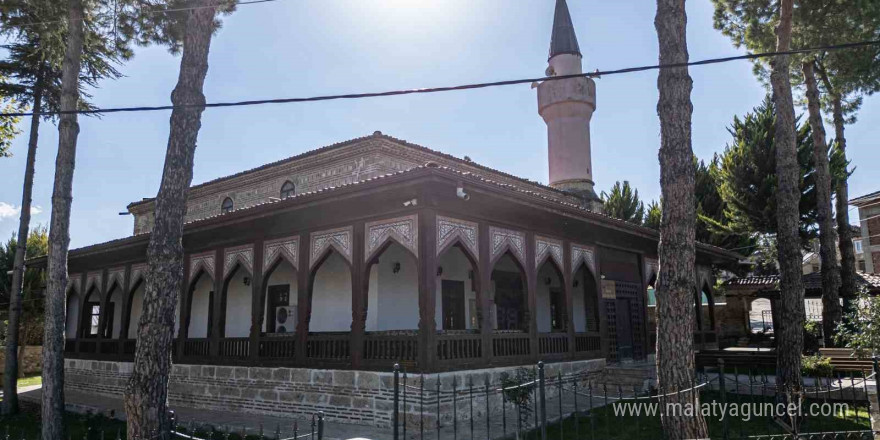 Çivi kullanılmadan inşa edilen 942 yıllık cami tarihe tanıklık ediyor