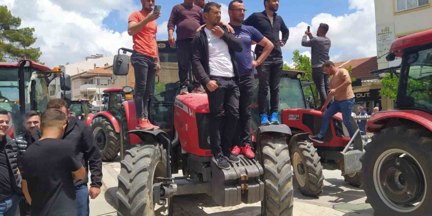 Çivril’de su fiyatlarında indirim talep eden çiftçi, ilçe meydanında kontak kapattı