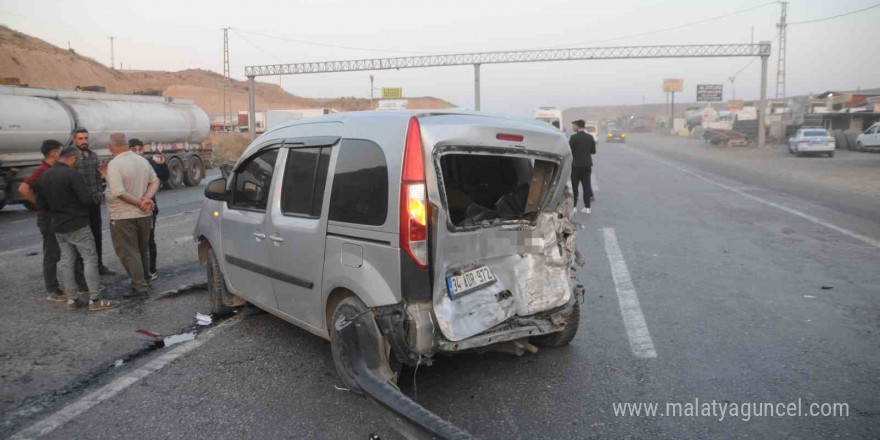 Cizre’de 4 aracın karıştığı zincirleme trafik kazasında 2 kişi yaralandı