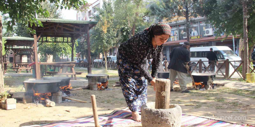 Cizre’de kazanlarda pişirilen buğday vatandaşlara ikram edildi