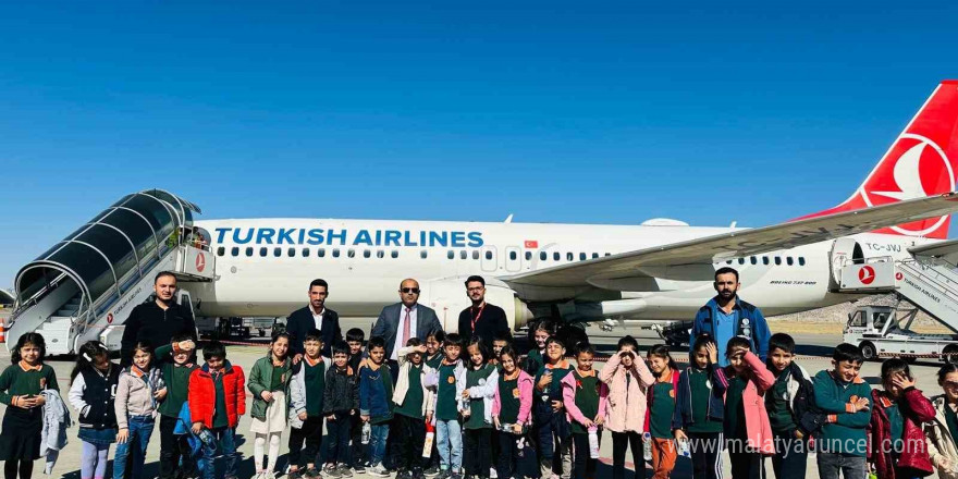 Cizre’de öğrenciler Şırnak Şerafettin Elçi Havalimanını gezip, uçakları yakından gördü