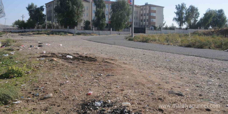 Cizre’de okul yollarında alkol şişeleri