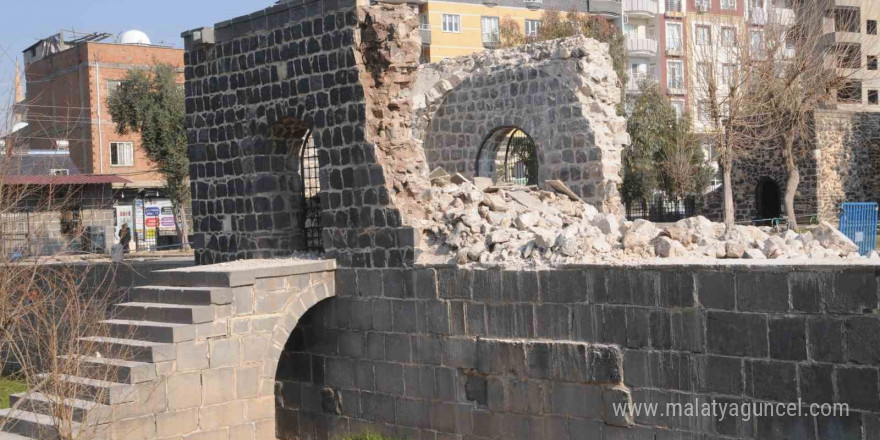 Cizre’de tarihi Abdaliye Medresesi’nin duvarı yıkıldı