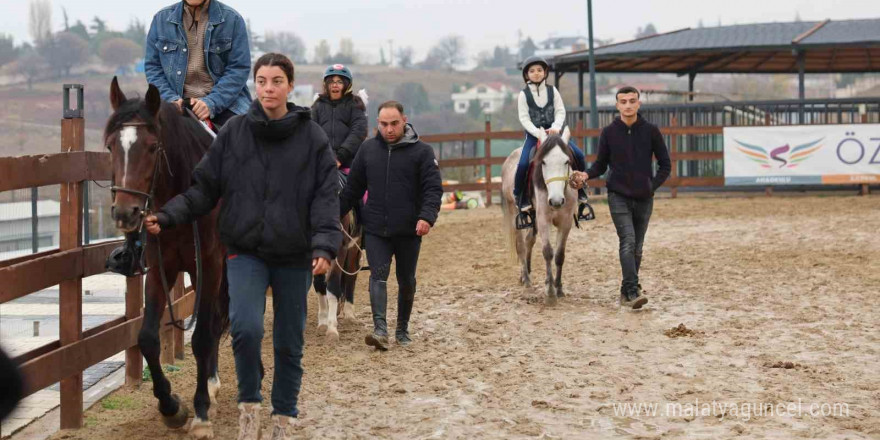 Çocuklar ata binmenin heyecanını yaşadı