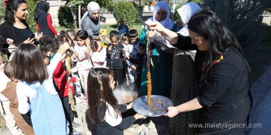 Çocuklar bağ bozumu ve bulamaç etkinliğinde bir araya geldi