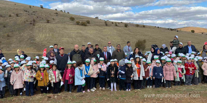 ‘Çocuklar fidanıyla büyüsün’ projesinin ilk fidanları toprakla buluştu