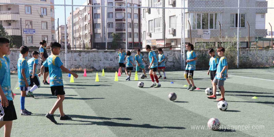 Çocuklar Haliliye Belediyesi ile futbola ilgi gösteriyor