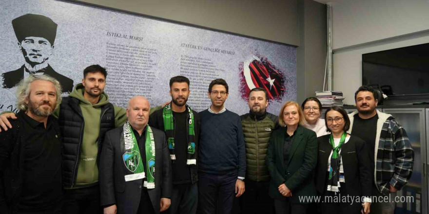 Çocuklar, Kocaelispor’un oyuncularını meşalelerle karşıladı