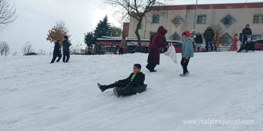 Çocuklar poşetlerle kayarak karın keyfini çıkarttı