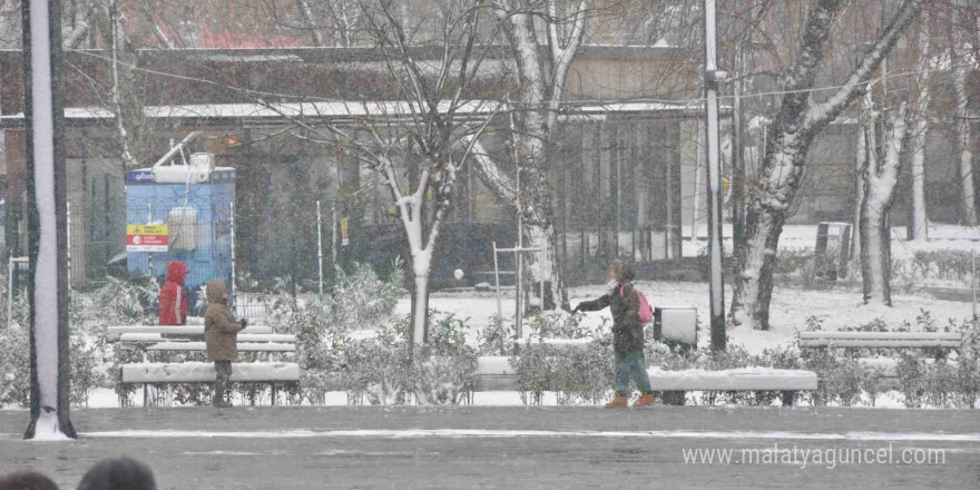 Çocuklar, şehri beyaz bürüyen kar yağışının tadını çıkardı