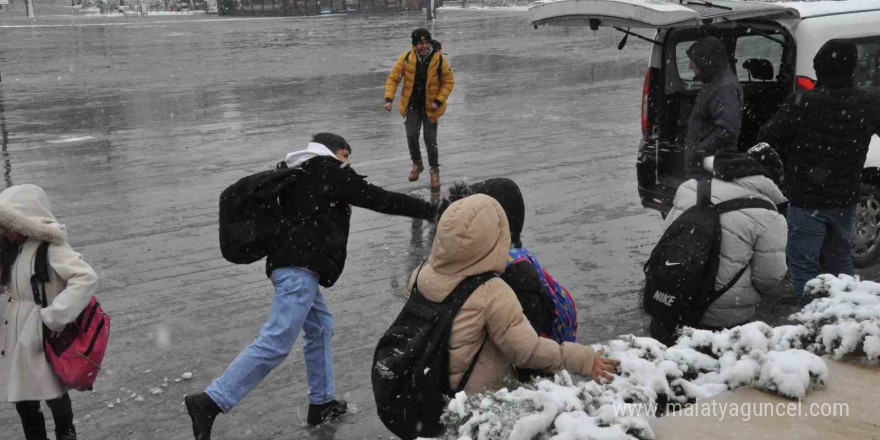 Çocuklar, şehri beyaz bürüyen kar yağışının tadını çıkardı