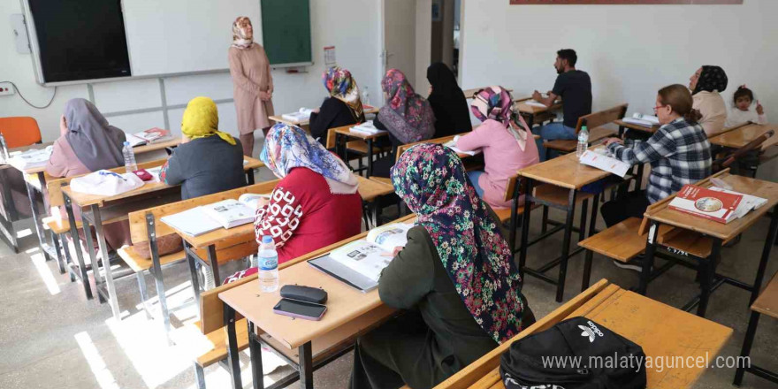 Çocuklarının okuduğu sıralarda şimdi kendileri ter döküyor