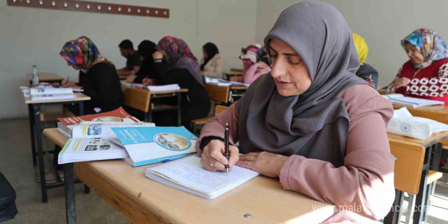 Çocuklarının okuduğu sıralarda şimdi kendileri ter döküyor