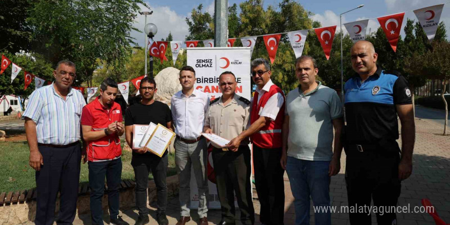 Çok kan veren polis ve askere madalya