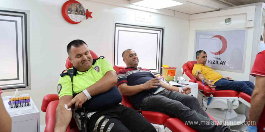 Çok kan veren polis ve askere madalya