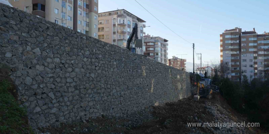 Çöken istinat duvarı onarılıyor