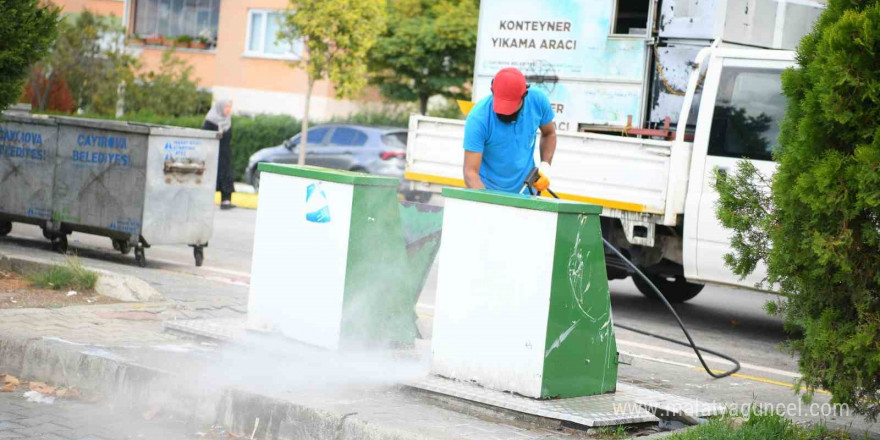 Çöp konteynerleri yıkanarak kötü konunun önüne geçiliyor