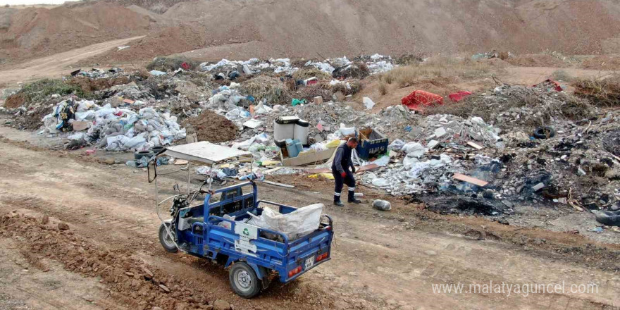 Çöpleri boş araziye atıp yakarak vatandaşın zehir solumasına neden oluyorlar