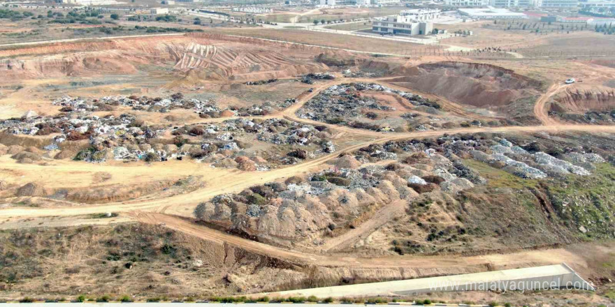 Çöpleri boş araziye atıp yakarak vatandaşın zehir solumasına neden oluyorlar