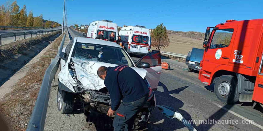 Çorum’da iki otomobil çarpıştı: 3 yaralı