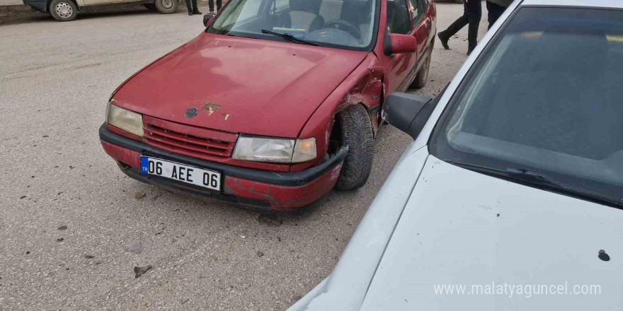 Çorum’da iki otomobilin çarpıştığı kaza güvenlik kamerasında