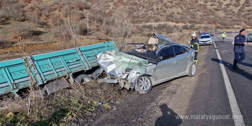 Çorum’da kamyonla çarpışan otomobil hurdaya döndü, 2 kişi öldü