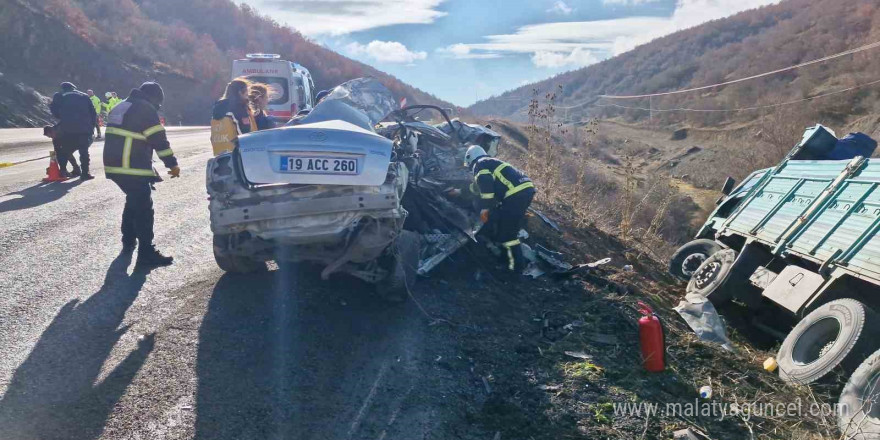 Çorum’da kamyonla çarpışan otomobil hurdaya döndü, 2 kişi öldü