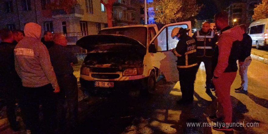 Çorum’da park halindeki kamyonet alev aldı