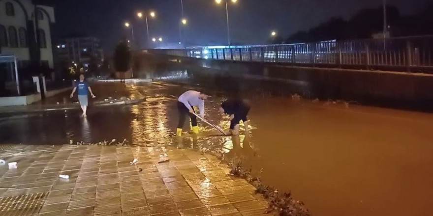 Çorum’da sağanak yağış hayatı olumsuz etkiledi: Yollar dereye döndü, ev ve iş yerlerini su bastı