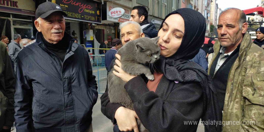 Çorum’daki doğal gaz patlaması sebebiyle evde mahsur kalan kedisine 1 gün sonra kavuşabildi