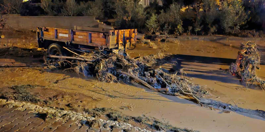 Çorum’u sel vurdu: Sağlık ocağının duvarı yıkıldı, araçlar mahsur kaldı, yollar göle döndü