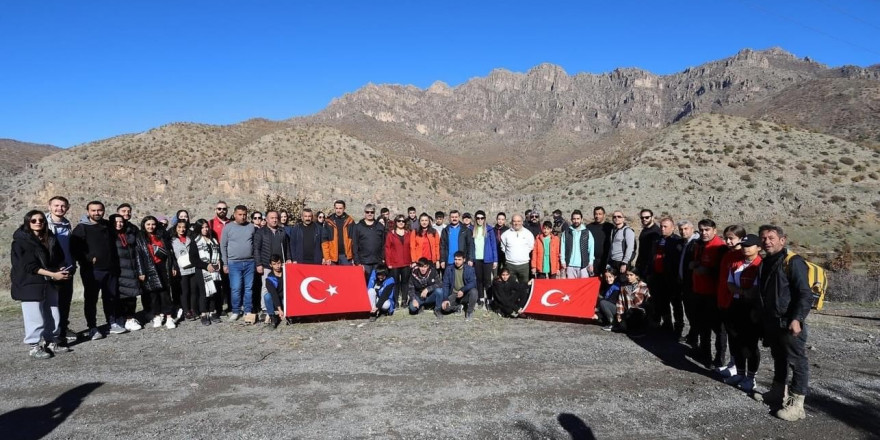 Çukurca’da Belat vadisine doğa yürüyüşü düzenlendi