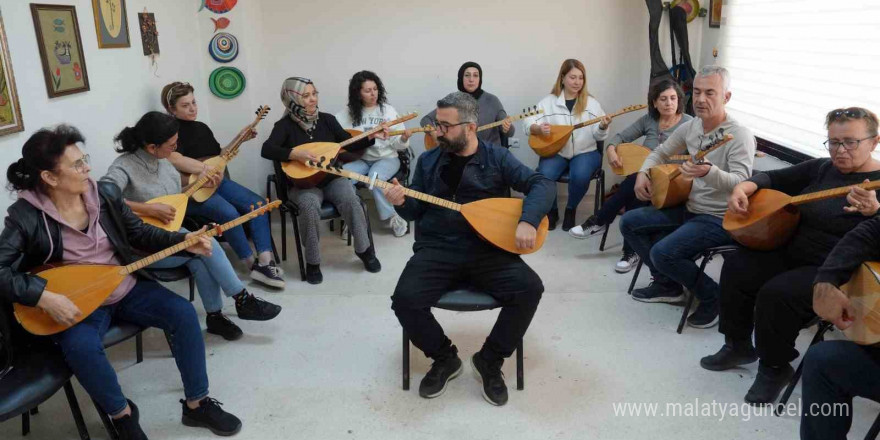 Çukurova’da ücretsiz saz kursuna yoğun ilgi