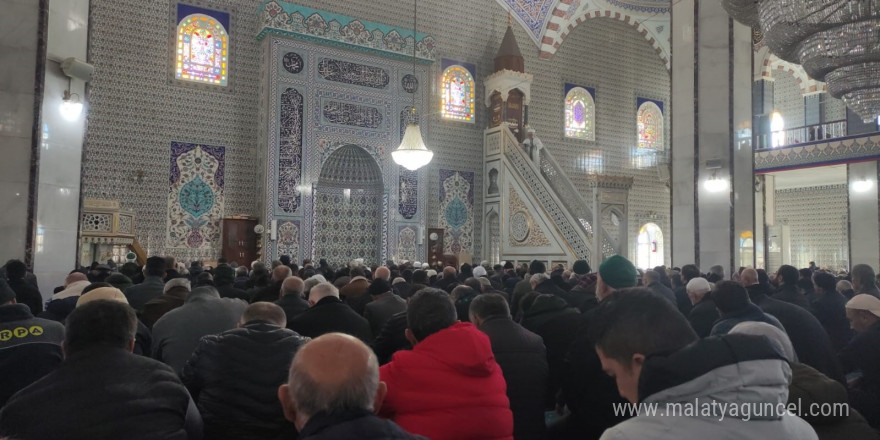 Cuma hutbesinde “kumar” vurgusu: 'Kumar, hem oynatan hem de oynayan için maddi ve manevi bir tükeniştir'