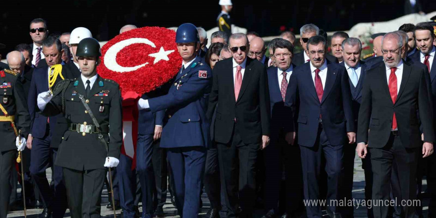 Cumhurbaşkanı Erdoğan başkanlığındaki devlet erkanı Anıtkabir’i ziyaret etti