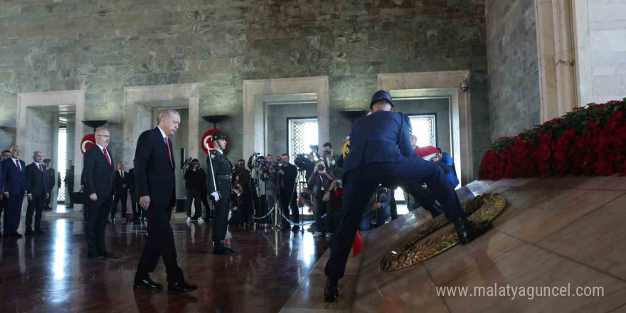 Cumhurbaşkanı Erdoğan başkanlığındaki devlet erkanı Anıtkabir’i ziyaret etti