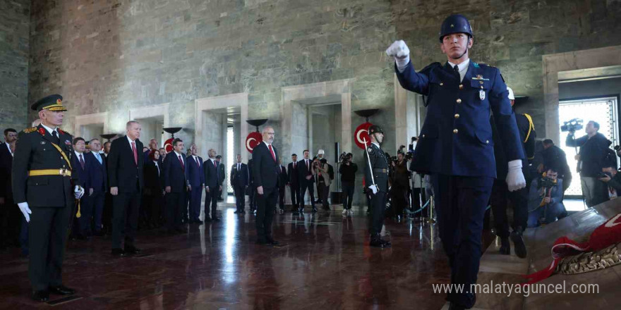 Cumhurbaşkanı Erdoğan başkanlığındaki devlet erkanı Anıtkabir’i ziyaret etti