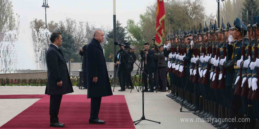 Cumhurbaşkanı Erdoğan, Kırgız mevkidaşı Caparov tarafından resmi törenle karşılandı